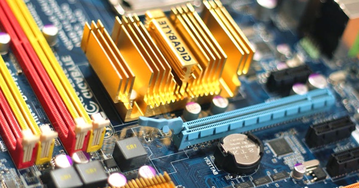 CarPlay z ChatGPT i Gemini: strategiczny przełom Apple w wyścigu o inteligentny kokpit