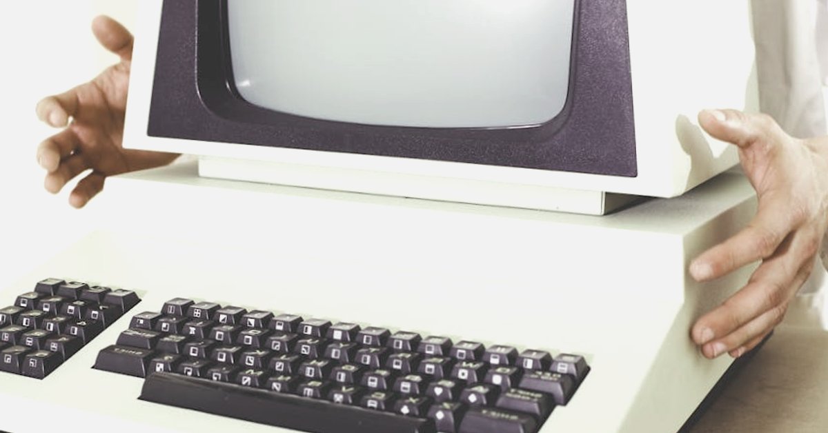 Claude kontra ChatGPT: jak darmowe funkcje, reklamy i modele biznesowe zmieniają rynek genAI