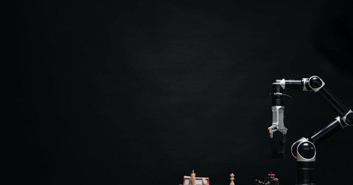 Claude vs ChatGPT po Super Bowl: jak reklamy ujawniły starcie modeli biznesowych w świecie asystentów AI