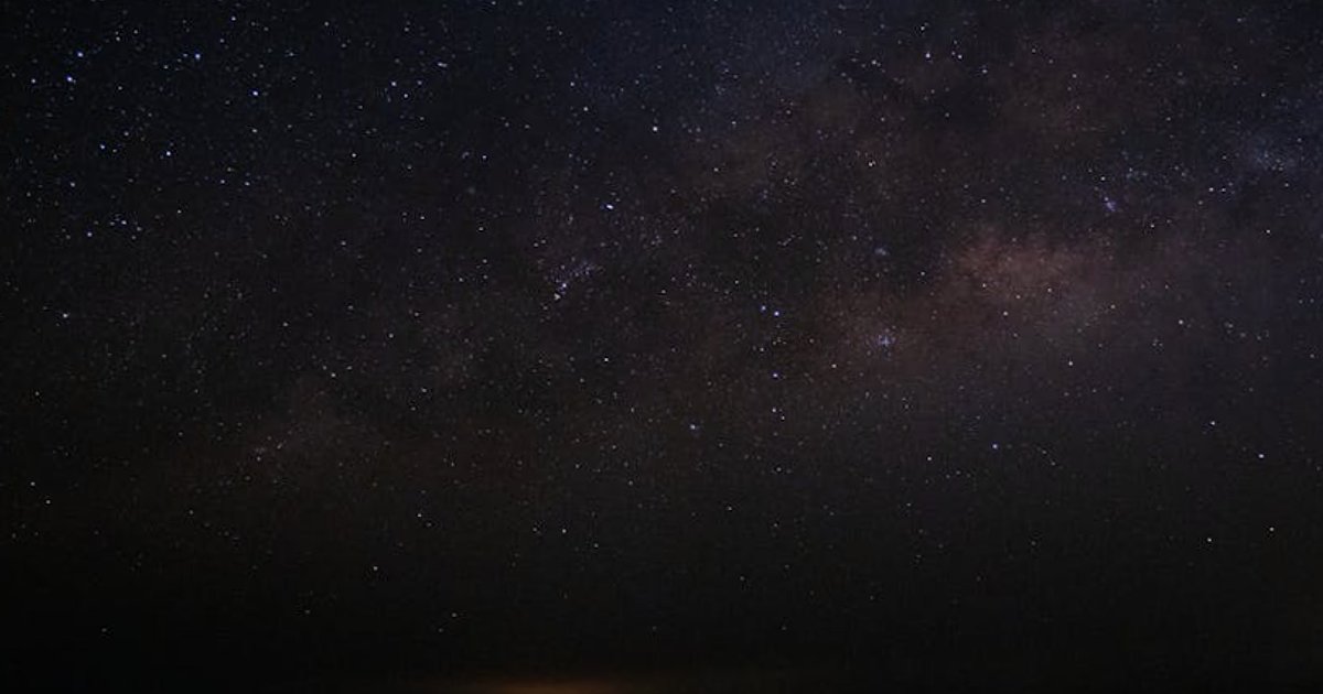 Czy AI naprawdę pożera prąd i wodę? Rzeczywisty ślad CO₂ ChatGPT i innych modeli