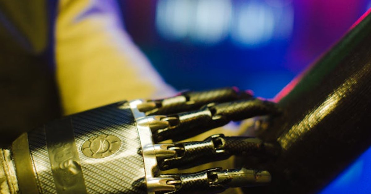 Dlaczego wciąż nie ufamy sztucznej inteligencji? Rzeczywiste źródła sceptycyzmu wobec chatbotów AI