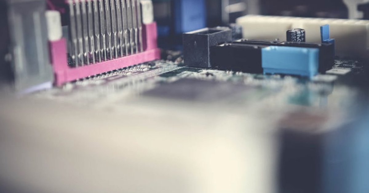 EVMbench: jak OpenAI i Paradigm wykorzystują AI, aby uszczelnić smart kontrakty w ekosystemie EVM