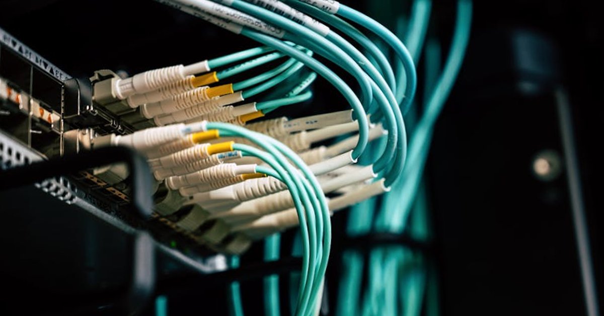 Niewidzialna sztuczna inteligencja: jak wbudowane modele zmieniają biznes poza chatbotami