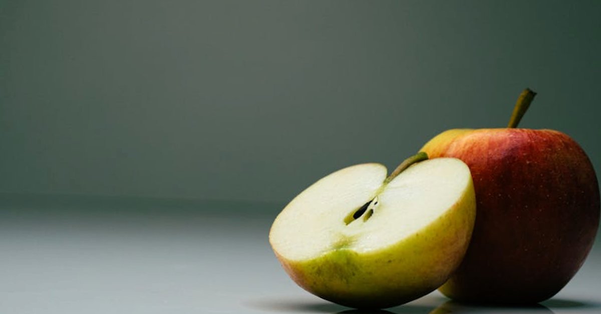 Nowa Siri kontra ChatGPT: jak Apple przebudowuje asystenta AI w erze agentów