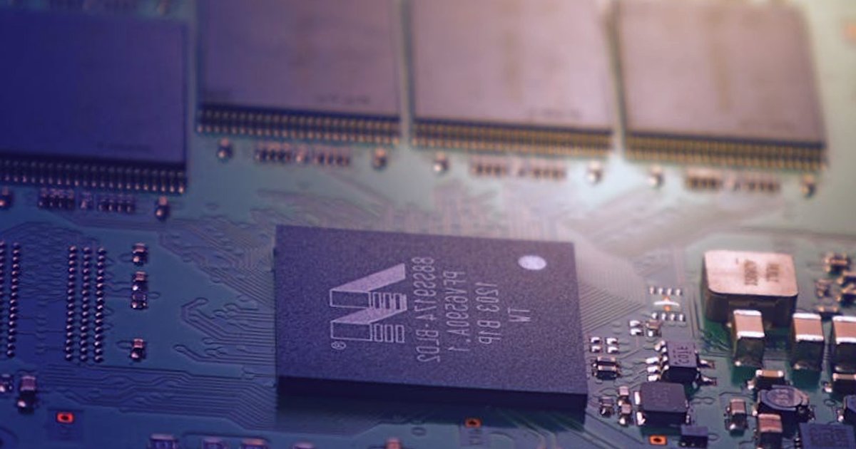 OpenAI vs Anthropic: walka o zaufanie użytkowników w erze „wojny modeli”