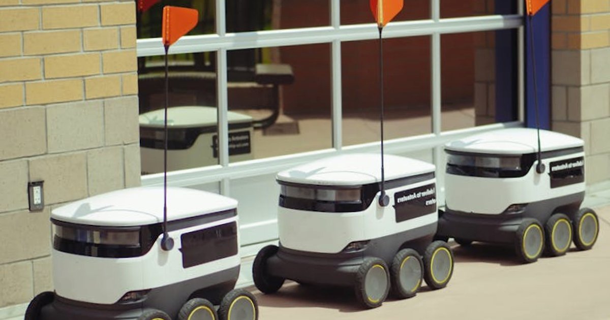 Reklamowy wyścig w AI: jak Claude i ChatGPT zwiastują narodziny nowego medium