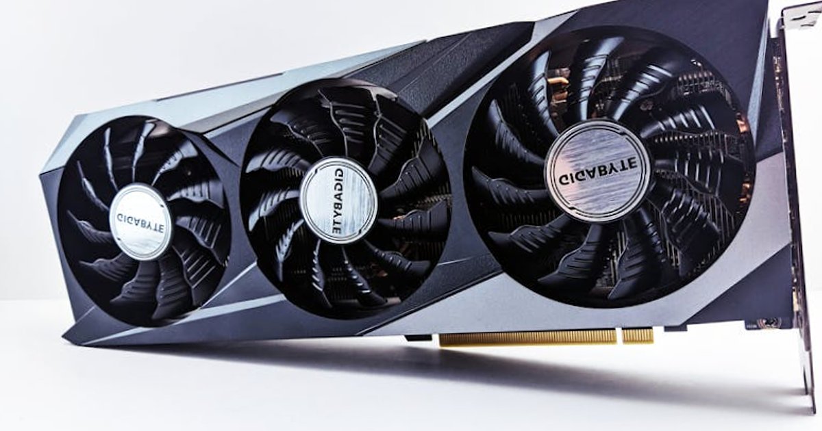 Reklamy w chatbotach AI a zaufanie użytkowników: szansa rynkowa czy ryzykowny eksperyment?