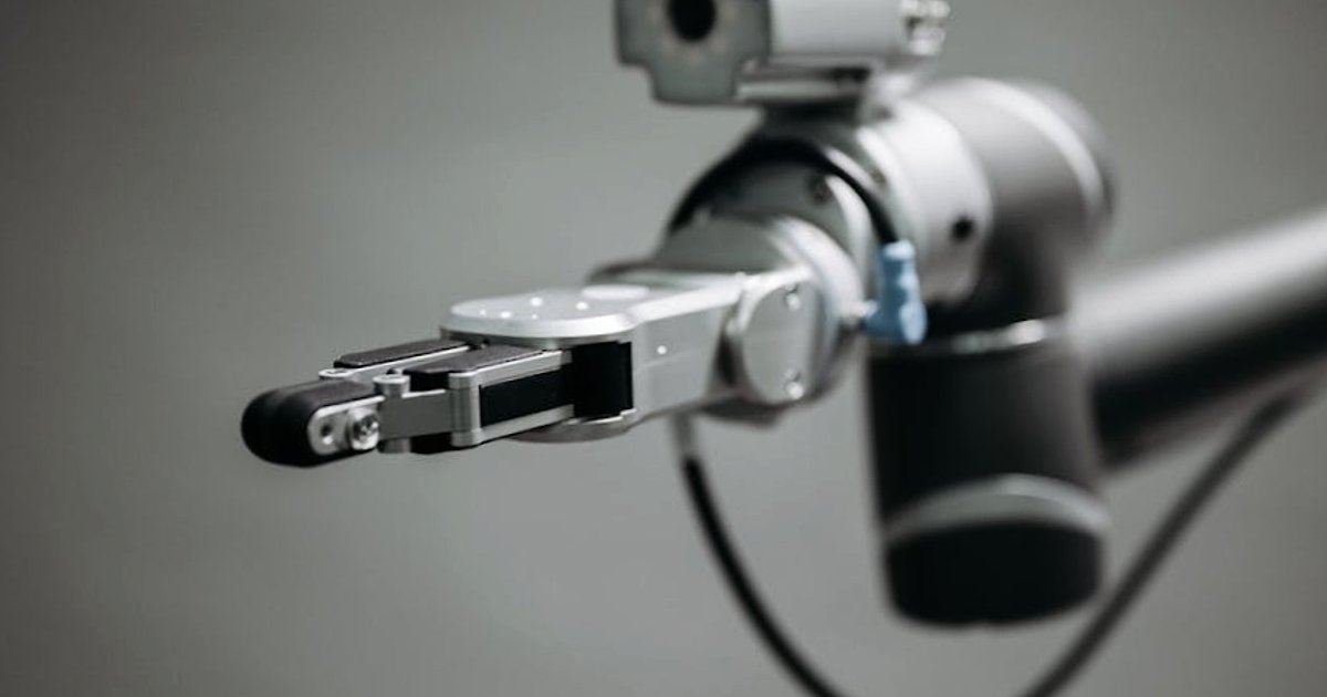 Tysiące fałszywych kont z Chin: jak rozpoznawać operacje wpływu oparte na AI