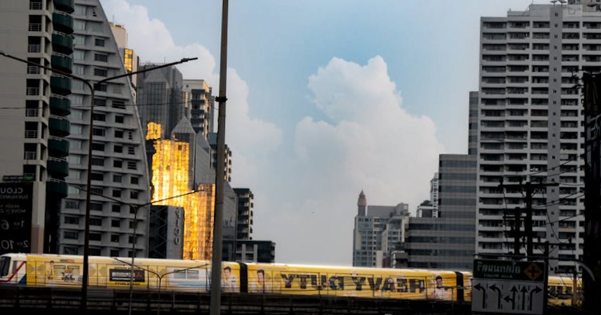 Awaryjne powroty z Tajlandii: jak linie lotnicze i biura podróży działają w kryzysie