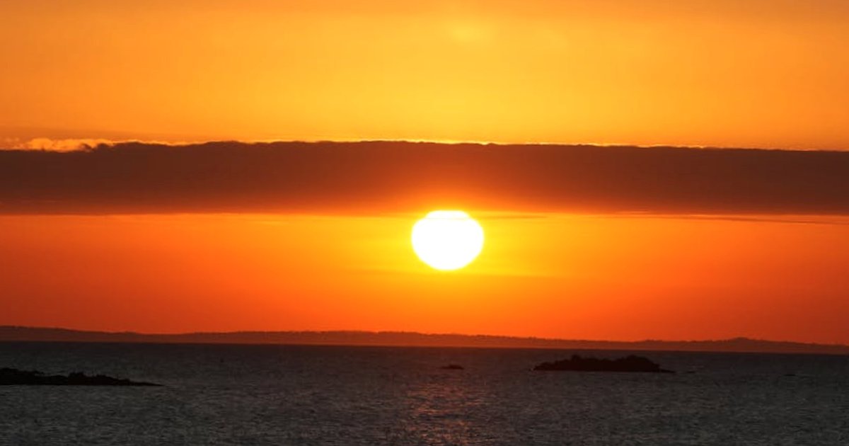 Czerwone niebo nad Australią: co naprawdę wydarzyło się podczas cyklonu Narelle i czego uczy to podróżnych