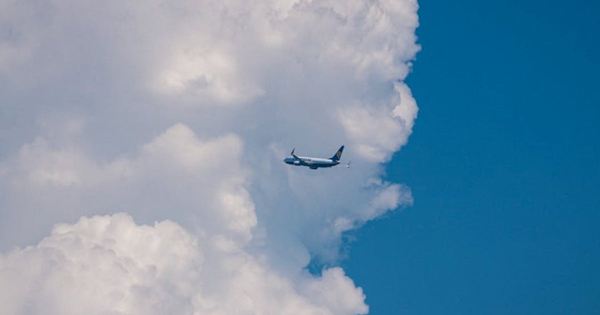 Drożejące paliwo a podróże lotnicze do lata 2026: odwołane loty, droższe bilety i nowe strategie pasażerów