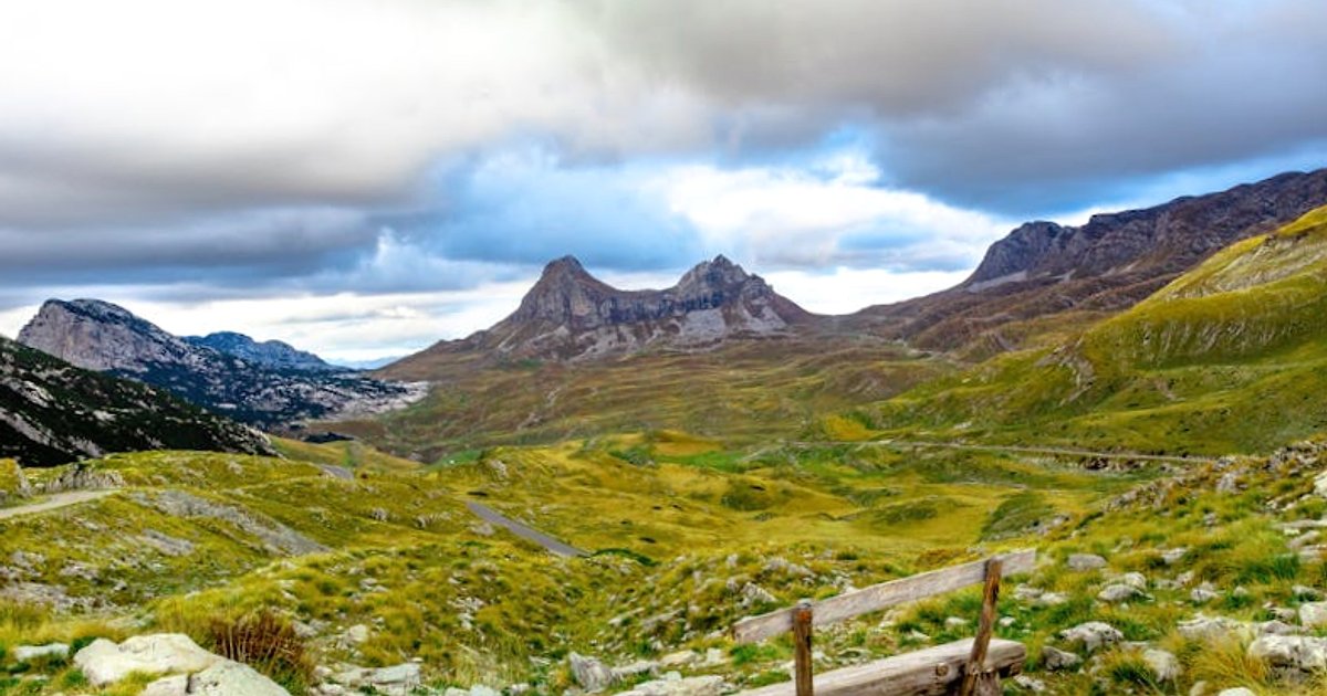 Jak awarie Claude.ai ujawniają ryzyko koncentracji na jednym dostawcy AI – praktyczny przewodnik dla zarządów i CTO