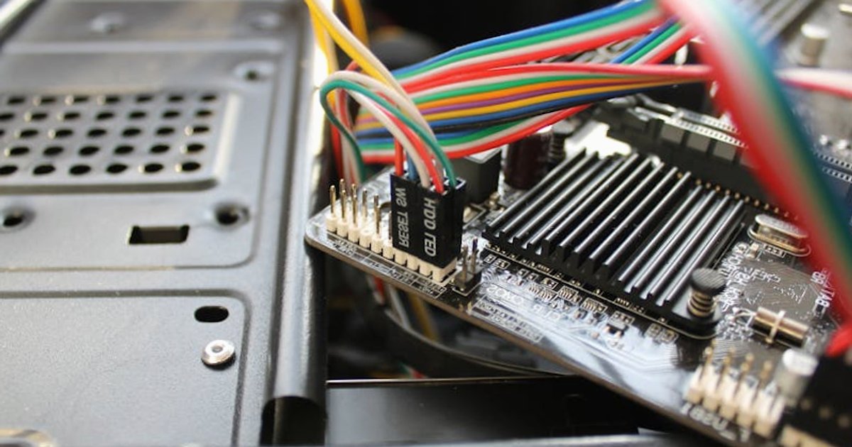 Od globalnej awarii Claude do inwestycji w Linux Foundation: jak Anthropic buduje zaufanie do bezpiecznego AI