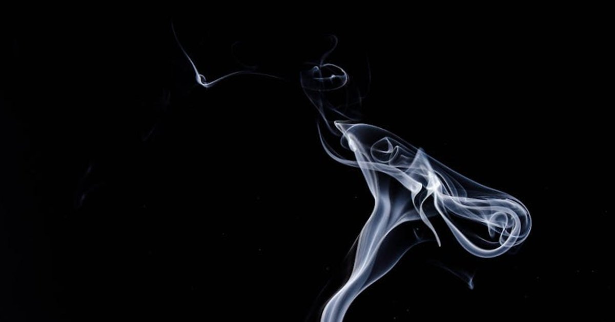 Palenie na plaży w Tajlandii w latach 2025–2026: aktualne zakazy, kontrole i praktyczne zasady dla turystów