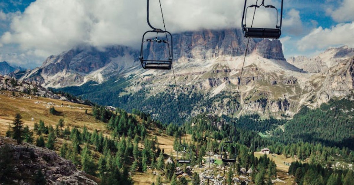 Rekordowe ceny biletów i fala odwołań: jak mądrze planować loty w 2026 roku