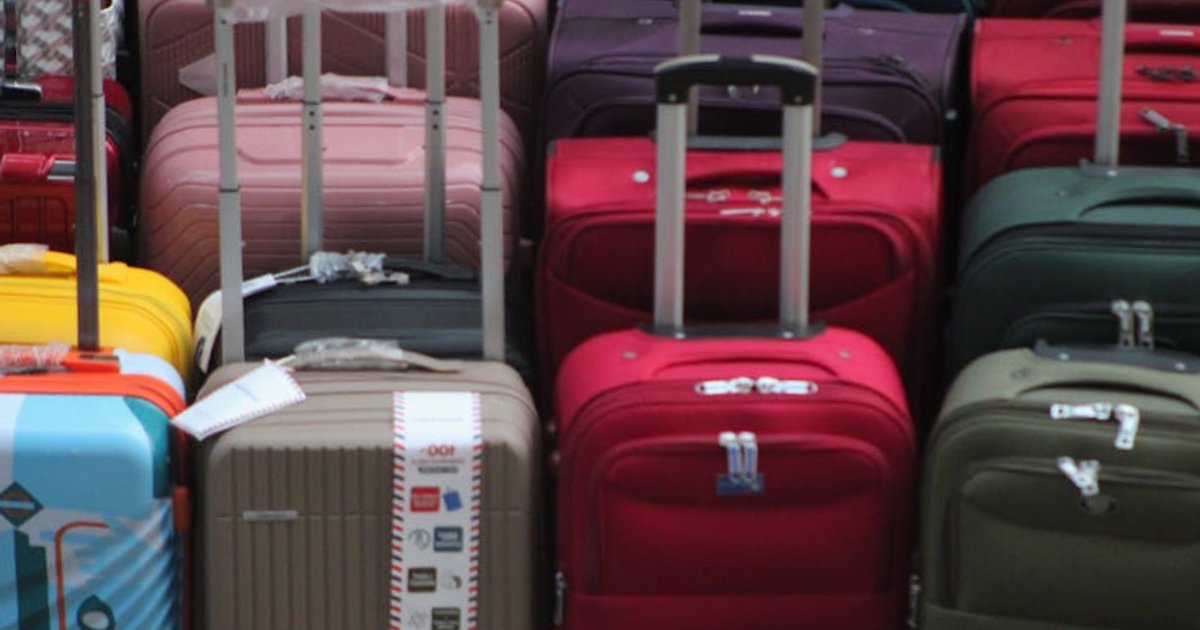 Twarda walizka kabinowa do samolotu – kiedy naprawdę warto w nią zainwestować?