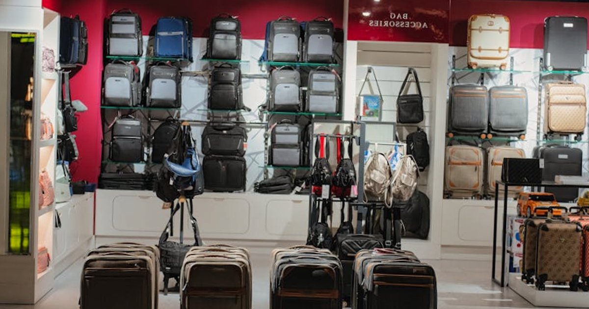 Walizka do samolotu 2026: twarda czy miękka? Kompletny przewodnik dla podróżnych