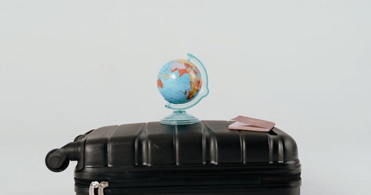 Walizka twarda czy miękka na city break? Jak wybrać najlepszy bagaż do tanich linii