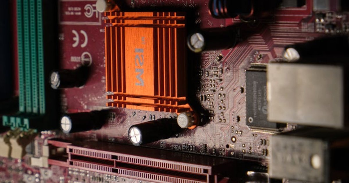 Claude 5 pod lupą: FrontierMath, rynki predykcyjne i wyścig Anthropic vs OpenAI o giełdę