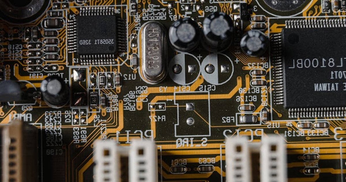 Flow, zaufanie i chaos: jak ustawić IDE z AI, żeby kod „sam się pisał”, a projekt nie płonął