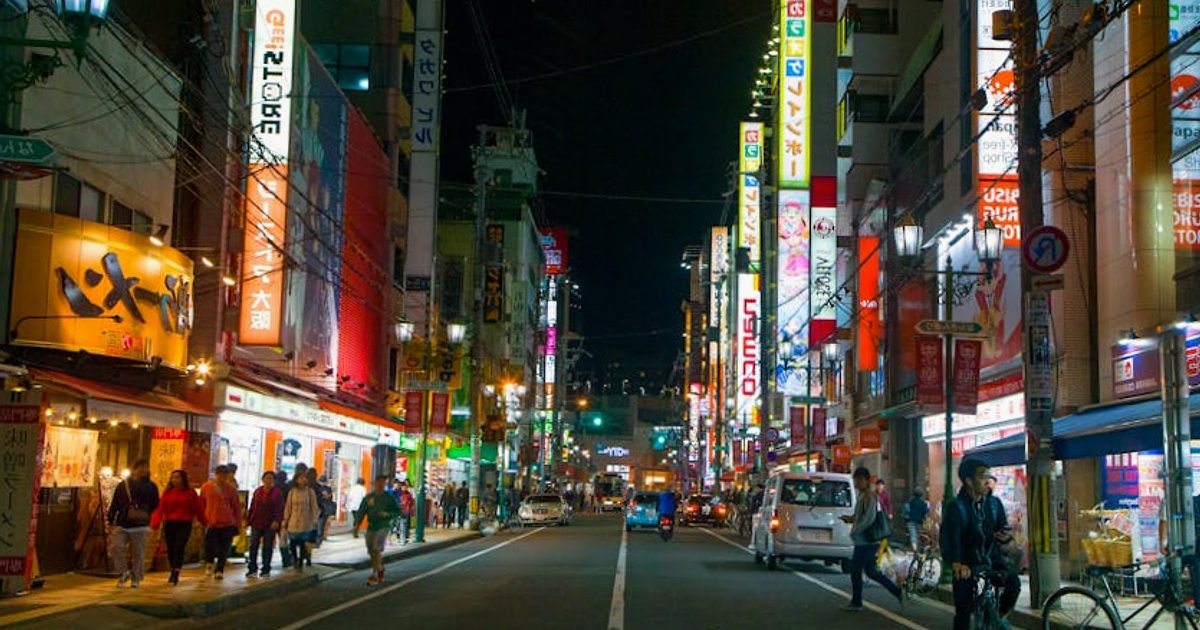 Kobe w deszczu bez dramatu: 1‑dniowy plan pod dachem, który ratuje wyjazd