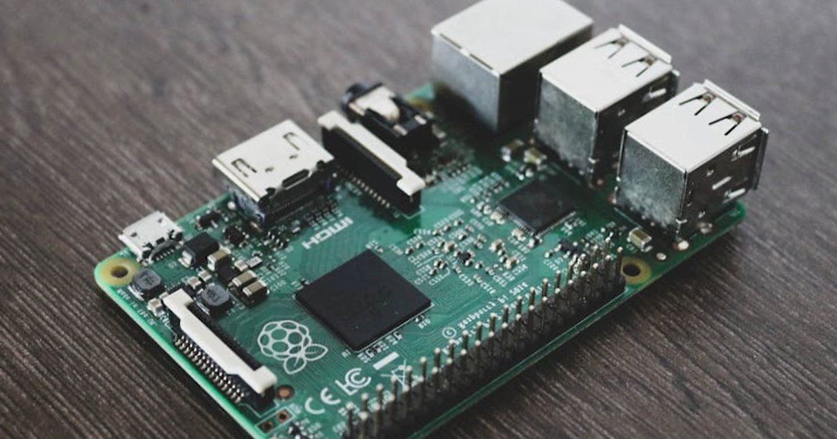 Vibe coding: jak „kodować klimatem” i w końcu zbudować ten landing, SaaS albo automatyzację