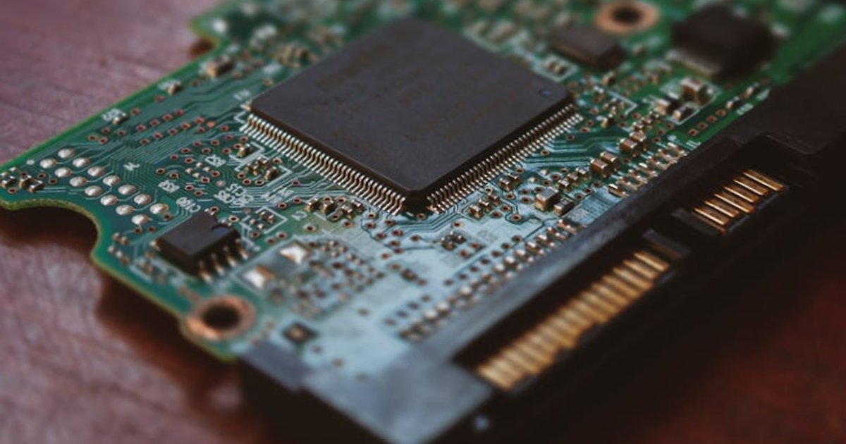 Vibe coding vs no‑code w 2026: co wybrać dla swojego projektu online?