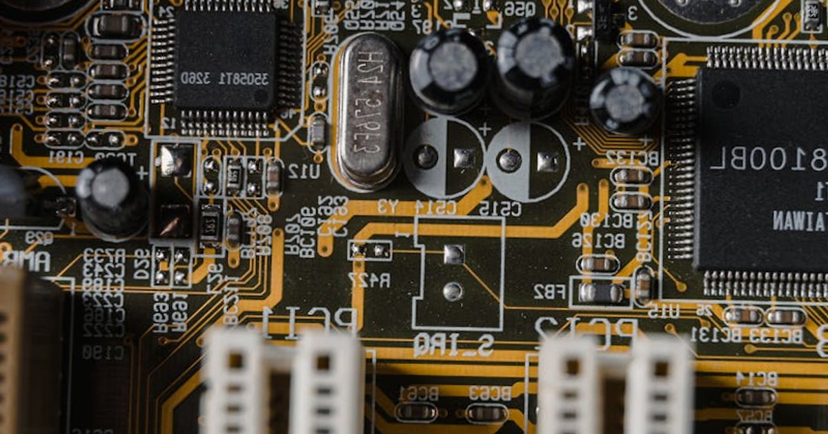 Vibe coding w praktyce: jak AI skraca czas developmentu z kwartałów do tygodni