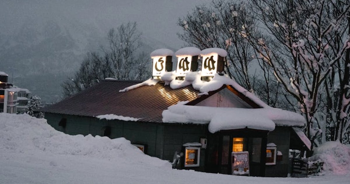 Zimowe onseny w Japonii: śnieg, ryokany i najlepszy reset po pracy